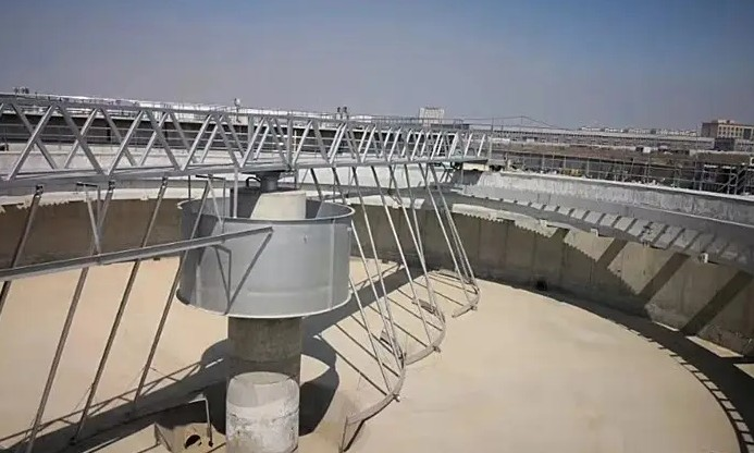 ZQXN型週邊(bian)傳(chuan)動全橋虹吸式吸泥機