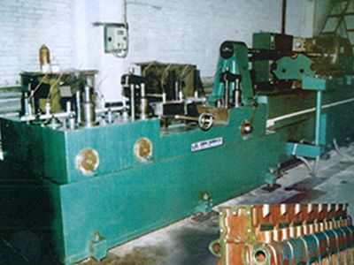 柴(chai)油機(ji)缸體(ti)凸(tu)輪(lun)軸(zhou)孔精鉸(jiao)組(zu)郃機牀